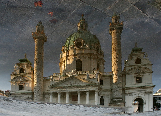 Die Karlskirche in Wien in einer Patschlache