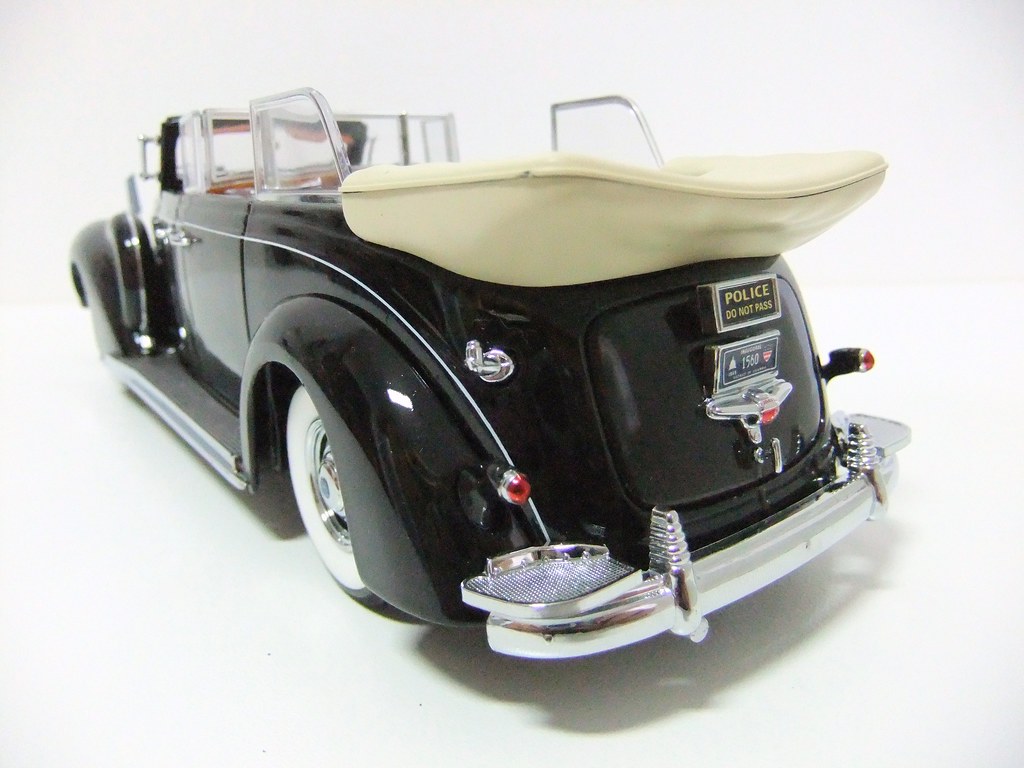 1939 LINCOLN V12 SUNSHINE LIMOUSINE WITH FLAGS 1/24 BY ROAD SIGNATURE 24088