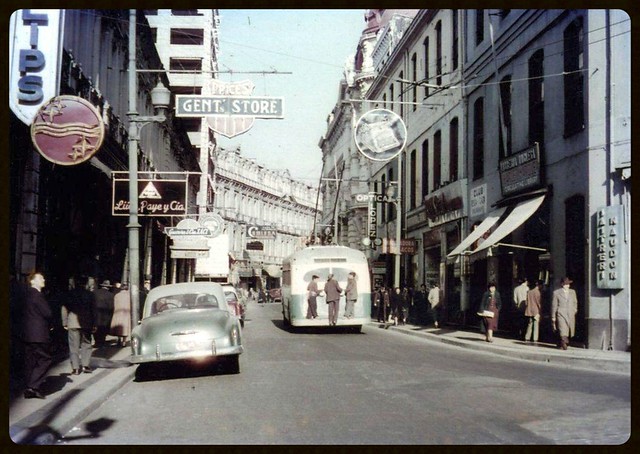 Lüer, Paye & Cía, Optica Lopéz, el trolley y pelusas en calle Esmeralda al 900  Valparaiso 1960 El edif de la camara Comercio en construcción