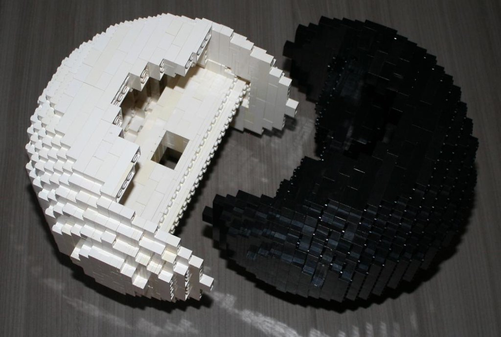 Lego separable yin and yang 