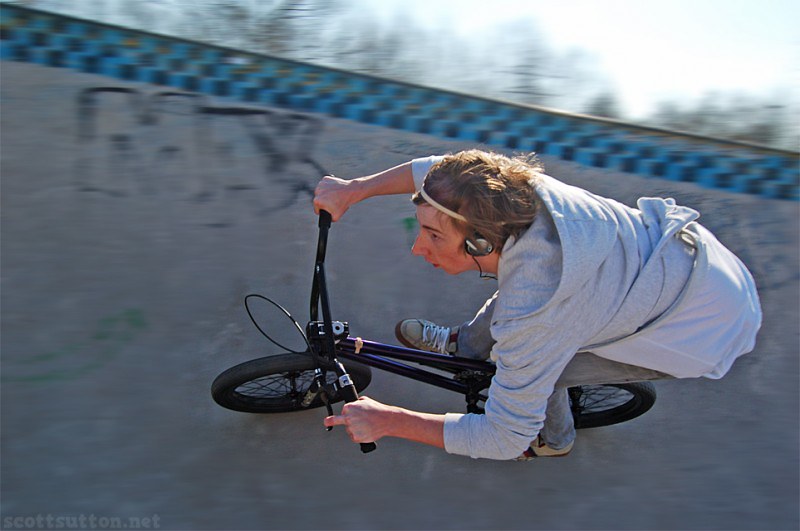 Lewis Rossiter carving the bowl at Newports old skatepark, The edge