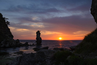 Sunset behind the rocks 奇怪岩と夕暮れ