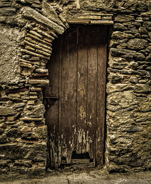Una porta vella i trencada, Una puerta vieja y rota, An old and broken door