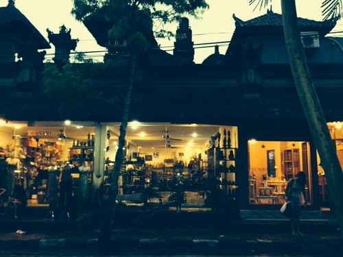 104 - Shops in Ubud town in the evening | Amy Tsang | Flickr