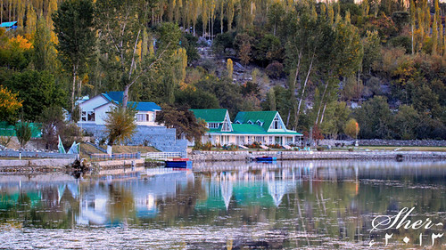 autumn lake reflection green water horizontal landscape colorful nopeople shangrila hut lower northernareas colorimage skardu kachura lakeofpakistan lakesofpakistan mygearandme