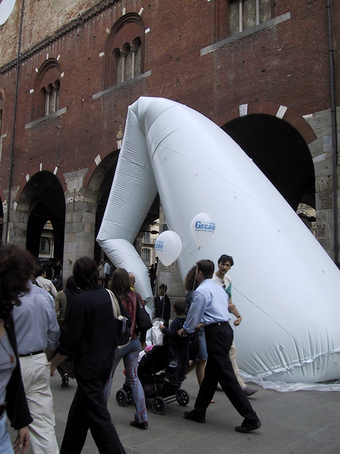 2004 Arte all’aria, artisti oltre lo specchio, via dei Mercanti, Milano