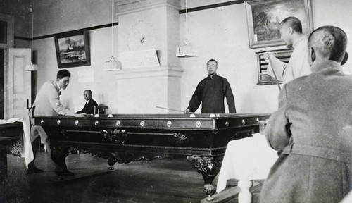 东北瑷珲国际俱乐部内打台球 1925