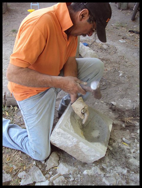 Cesar Cabello es un Artesano en Piedra que prepara morteros para Chanco en Piedra
