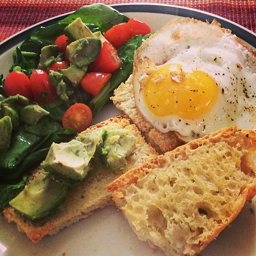 #kvpkitchen Keeping #breakfast green and tasty. Fried egg, herb bread & spinach salad. Also added avocado chunks from Highway 1 fruit stand. #vegetarian #salads #baking
