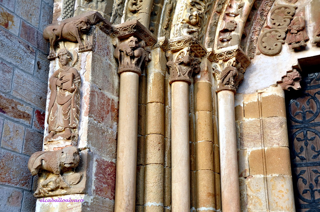 473 - Capiteles y Columnas - Monasterio San Salvador de Leyre (Navarra) - Spain.