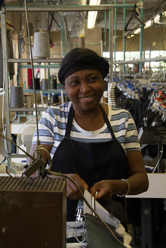 Female Clothing Factory Worker / Travailleuse dans une usine de vêtements