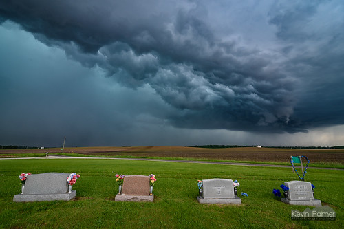 flowers storm green cemetery graveyard grass rain weather clouds illinois spring afternoon may stormy thunderstorm mcs severe outflow 2016 broadwell shelfcloud gustfront raincore tokina1628mmf28 nikond750