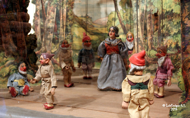 Exposición Antiguos Teatros de Marionetas de República Checa - Blanca Nieves y los 7 Enanos - Teatro (1923) Karel Stapger - Decorados: Bosque - Puebla - México