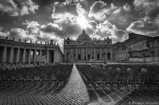 St. Peter's Basilica - Waiting for the believers 02