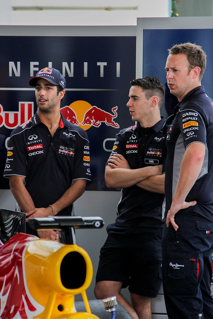 Daniel Ricciardo having a chat with his pit crew