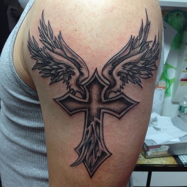Тату крест с крыльями на плече