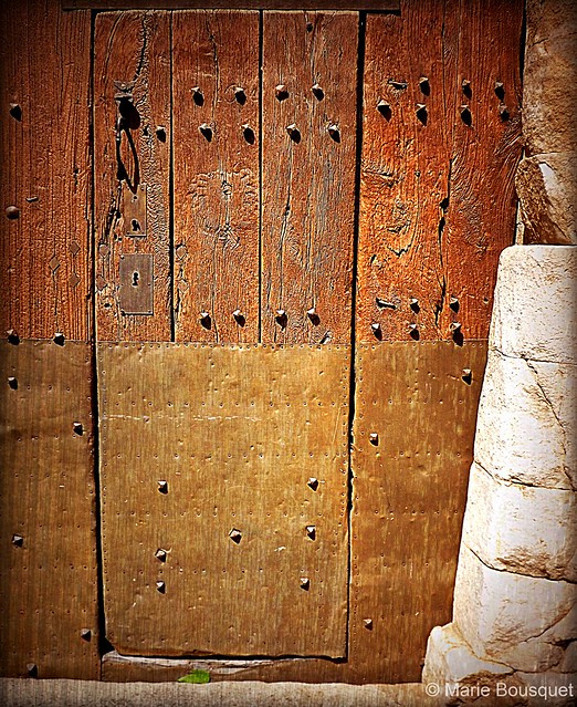 Vieille porte en bois et pilier en marbre
