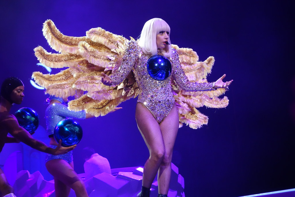 Lady gaga dj tons. Леди Гага ARTRAVE. Lady Gaga "ARTPOP". Lady Gaga - ARTPOP ARTRAVE. Сценические костюмы леди Гага.