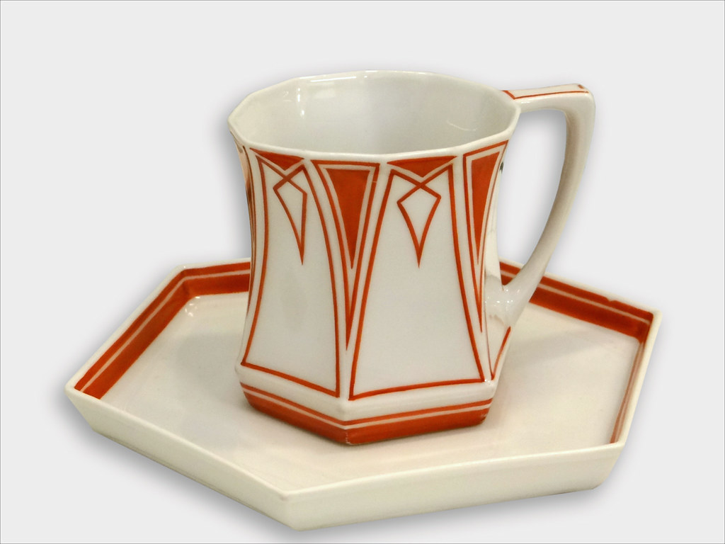 Service à café par P. Behrens (British Museum) : Une tasse au design funky blanc et rouge.