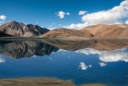 pangonglake india ladakh jammuandkashmir rutogcounty tibet disputedterritory nature himalaya wetland reflection day