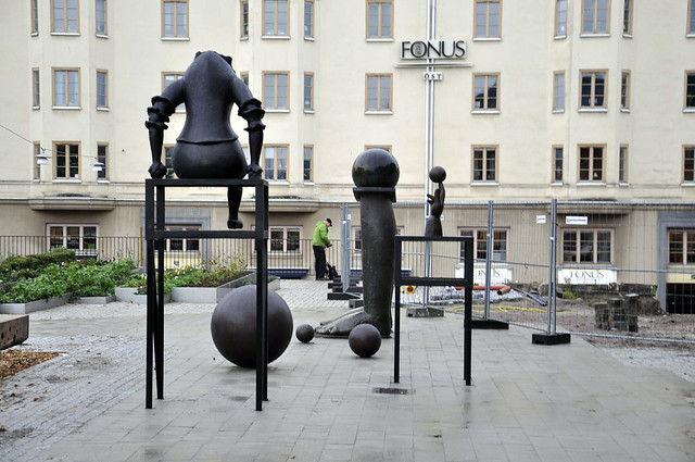 Gycklaren, giganten och jonglören av Owe Pellsjö från 1974 har fått ny placering i Hörsalsparken.