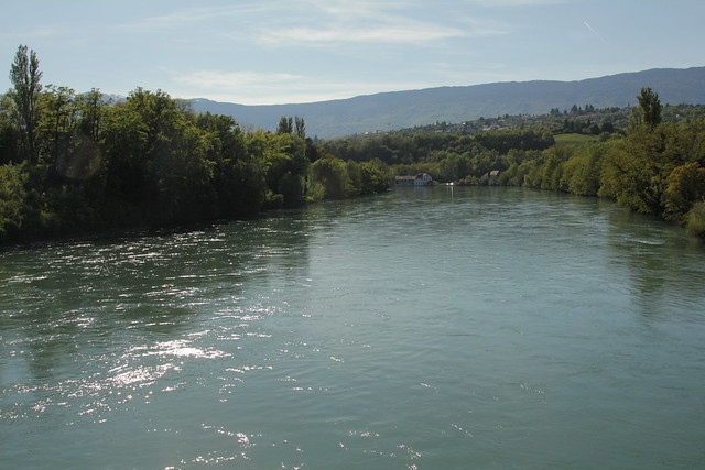 Rhône ( Fluss Fliessgewässer river ) im Kanton Genf - Genève in der Westschweiz - Suisse romande - Romandiein der Schweiz