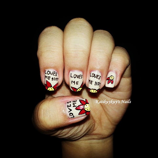 Nail art design: He loves me, he loves me not