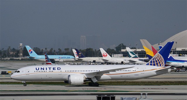 United 787-9 (N19951) LAX Taxiway H