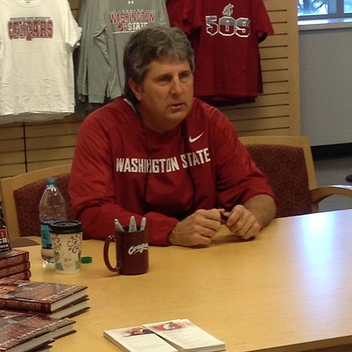Coach Leach signing copies of his book "Swing your Sword" at the Bookie #wsu #gocougs
