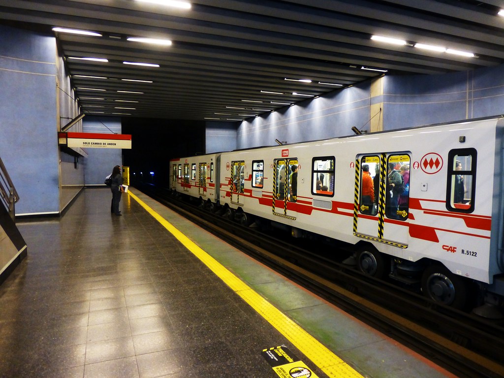 Metro Tobalaba - Tren | Abril 2013. | RiveraNotario | Flickr