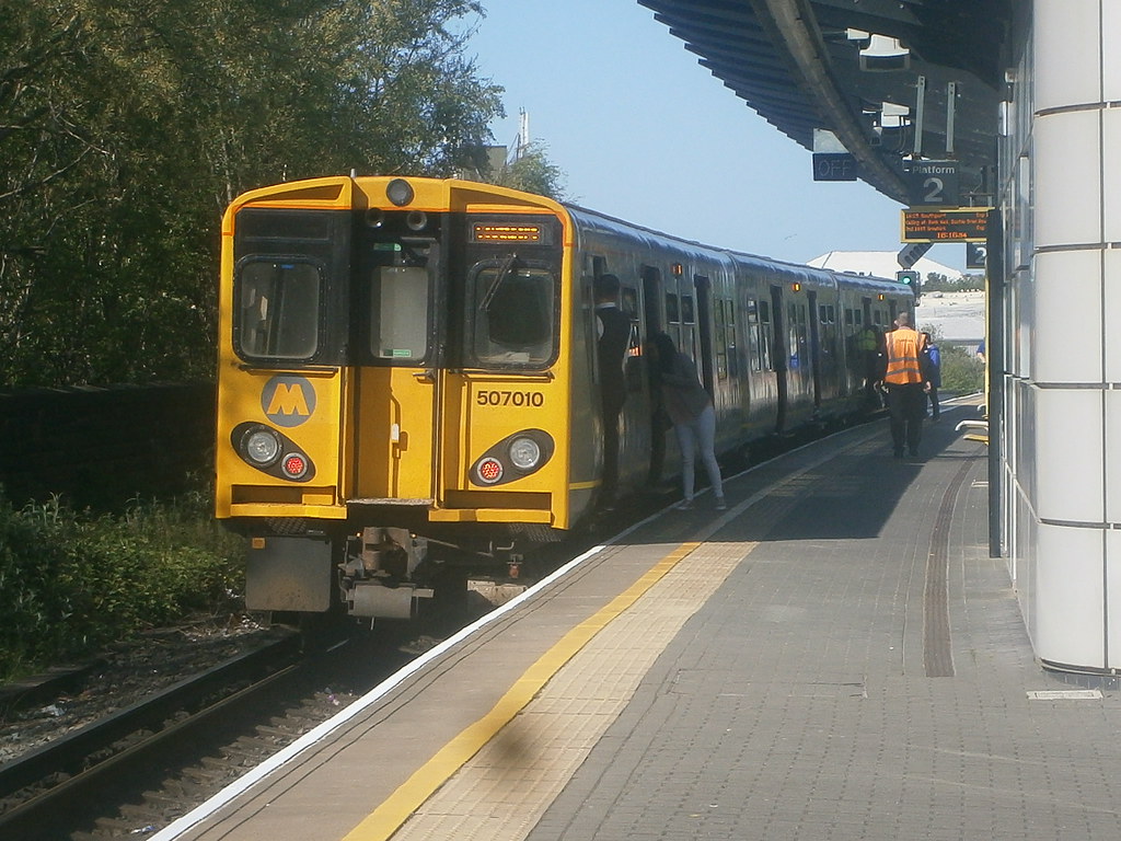 507010 @ Sandhills | Merseyrail 507010 working 2S40 Hunts Cr… | Flickr