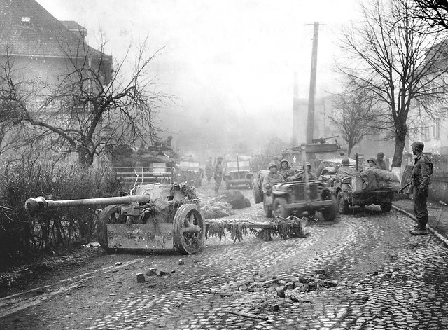 10th Armored Division United States in the German city of Saarburg. February 22, 1945.In the foreground, an abandoned German 75-mm anti-tank gun PaK 40.