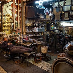 #bobbiandleesphotoadventures #welltravelled #storyportrait - taking a break in the #sanliurfa #turkey market #fujixt1