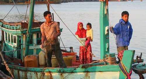 family fish beach water sunrise fishing asia cambodia southeastasia fishermen market shrimp fishingboats kampot