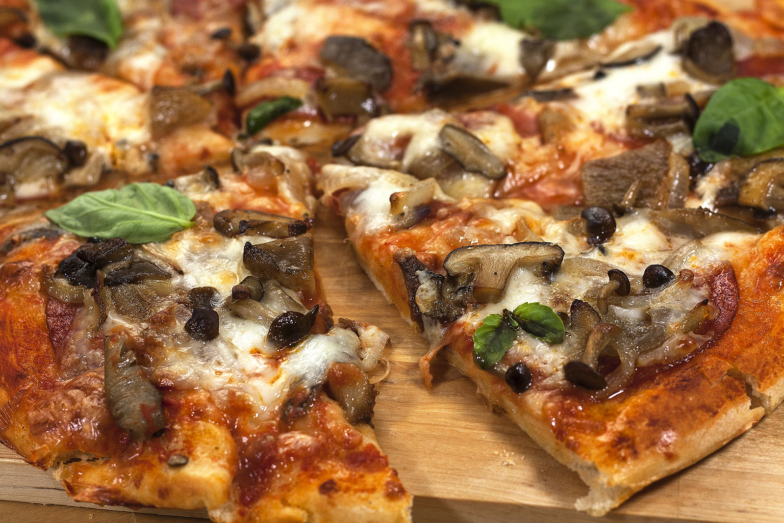 Простой рецепт теста на пиццу в духовке. Пицца домашняя. Пицца с грибами. Пицца без дрожжей в духовке. Пицца домашняя в духовке.