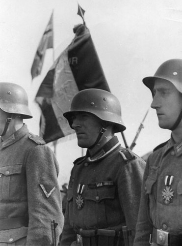France, Des volontaires de la LVF ont été décorés de la Croix du Mérite avec Épées