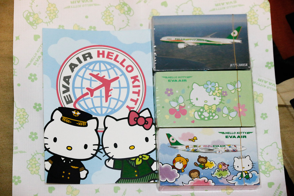 長榮航空 Hello Kitty 機上明信片及撲克牌