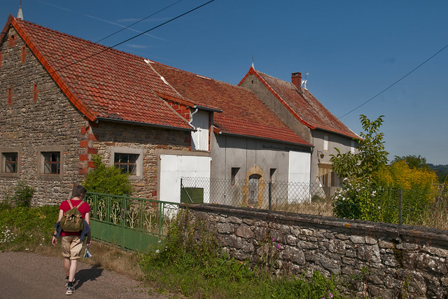 Changy-Tourny, Frankrijk, Bourgondië Charollais. Frea passeert een oude Bourgondische boerderij; in gebruik als woning