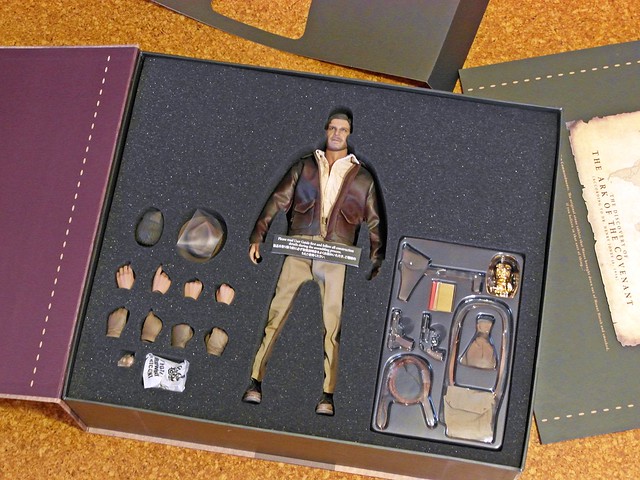 Hot Toys – DX05 – Indiana Jones – Raiders of the Lost Ark – Box Inside – Layer 2