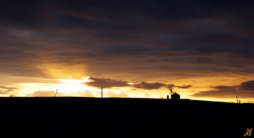 sunset cloud brown sun abstract field lines clouds landscape grid golden countryside ray afternoon dusk country hill north minimal silo greece sunrays dense ηλιοβασίλεμα ελλάδα xanthi σύννεφα τοπίο χρώμα avdira σύννεφο σούρουπο εξοχή σιλό ξάνθη χρυσό επαρχία ήλιοσ λόφοσ απόγευμα πεδιάδα ηλιακτίδεσ ακτίνα ακτίδεσ πεζούλα pezoula άβδηρα μινιμάλ λξ