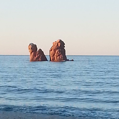 Rocce rosse nella spiaggia di Cea. #cea #spiaggia #spiaggeitaliane #spiaggetta #maresardostupendo #maresardo #sardegnaofficial #sardegna #sardegna_super_pics #sardegnaofficial #sardegnagram #ogliastra #ogliastraselvaggia | by loveislandinfo