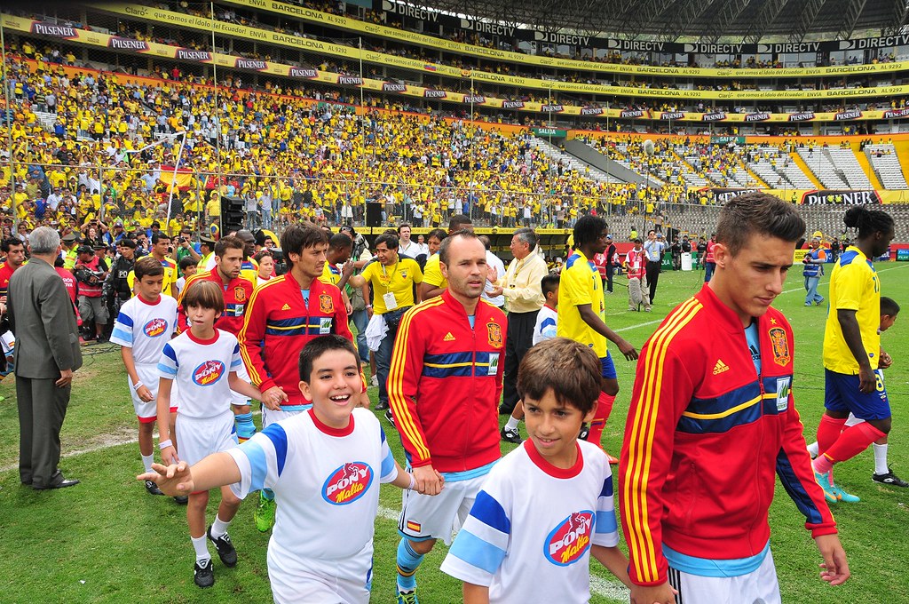 Los jugadores de la selección ecuatoriana y española ingre… - Flickr