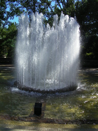Fountain, Missouri Botanical Garden by artistmac, Another of St. Louis' gems, located in an urban neighborhood accessible by public transportation and