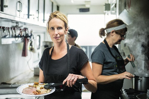 Female Kitchen Staff Working / Travailleuses en cuisine au travail