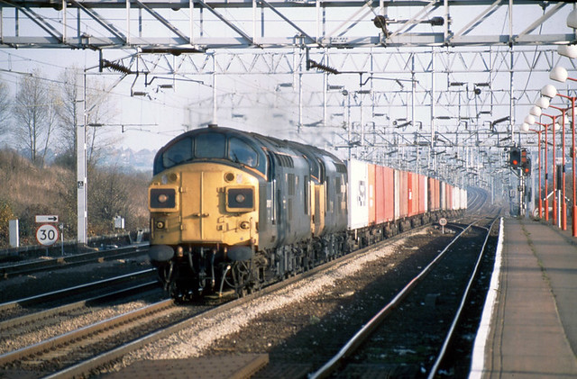 37 107 & 37 116 4M81 1022 Felixstowe - Garston powers through Colchester in early November 1988