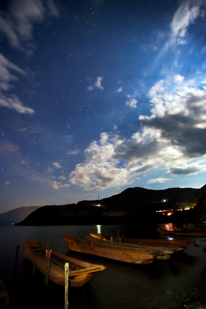 泸沽湖星空 第一次拍星空 可惜那天多云 下面的船是用iphone补光了5秒 哈哈 来自lofter 曹迪cdplayer Flickr