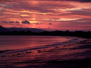 The whole beach turned pink last weekend when the sunset above the Mourne Mountains. Absolutely amazing sight!  #cranfield #beach #sunset #seaside #sea #mournes #northernireland #weather #utvweather #redsky #pinksky #sun #clouds