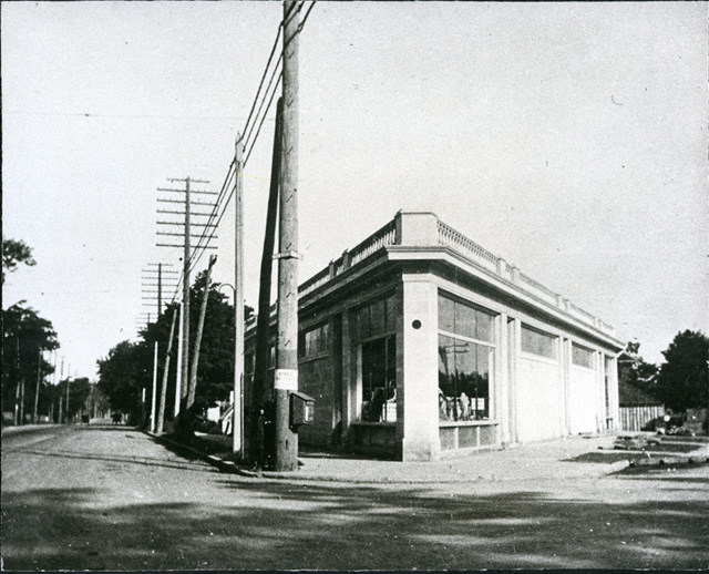 The Delta Block. Hamilton's flatiron building, corner or Main & King Sts. 1917.
