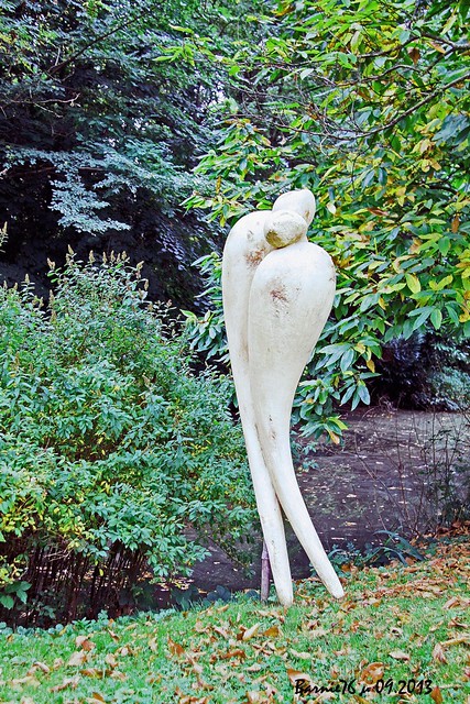 Le Baiser , dans les jardins de Boisguilbert .