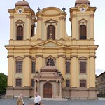 Vor dem Temeswarer Dom, Kathedrale des Bistums Temeswar und zweitgrößter barocke Sakralbau in Südosteuropa.
